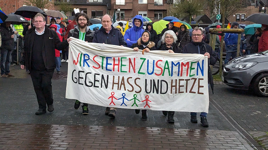 Start mit den Organisatoren vorne - Banner "Wir stehen zusammen Gegen Hass und Hetze"