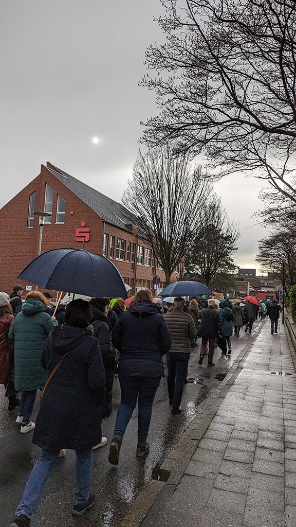 Demonstranten auf dem Weg