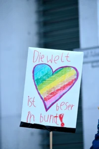 Buntes Herz mit dem Text "Die Welt ist besser in bunt!"