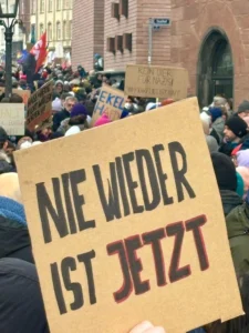 PLakat mit Test " Nie wieder ist jetzt"
