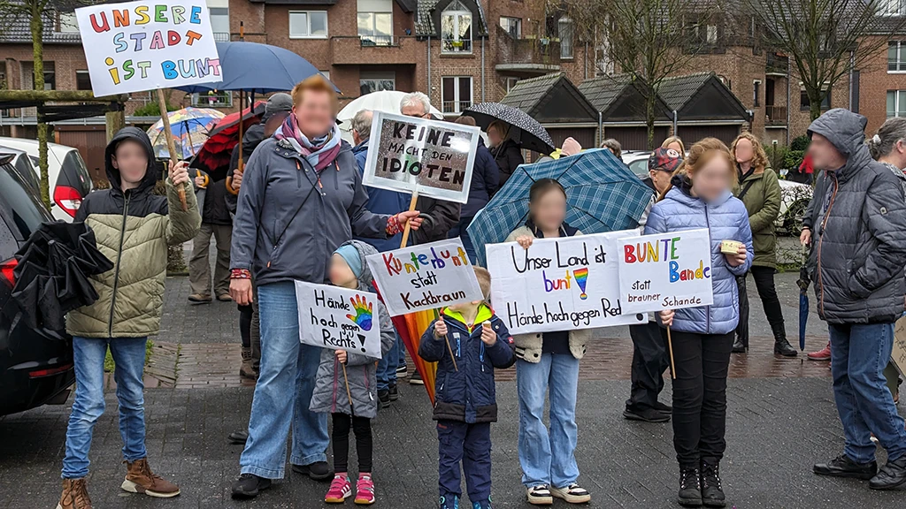 Auch Kinder gehen mit bunten Plakaten mit.
