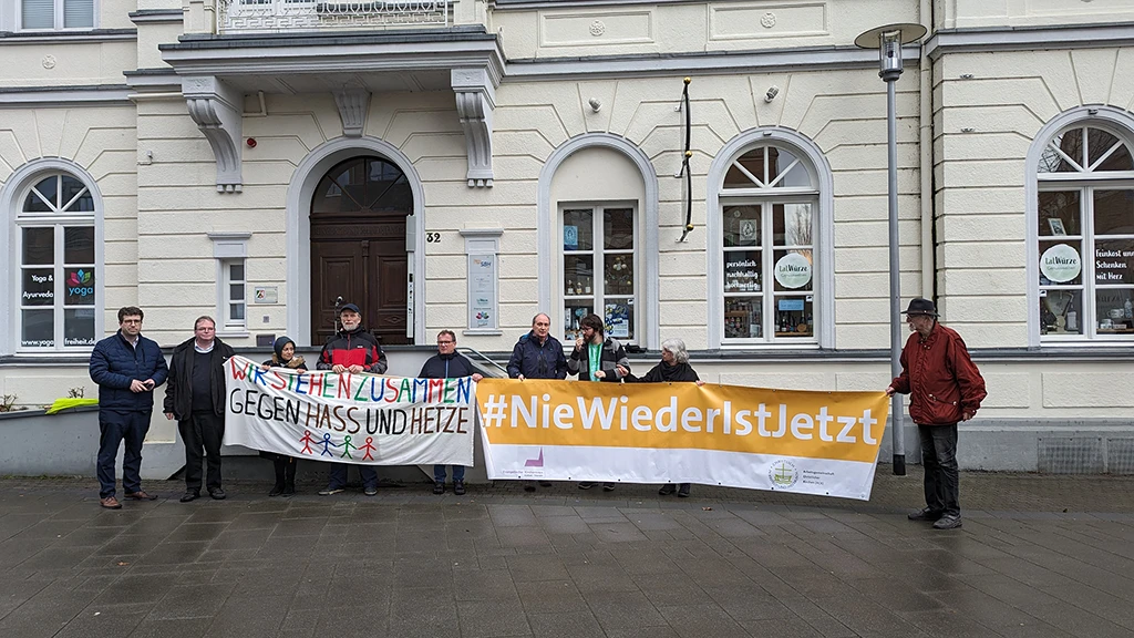 Die Organisatoren am Alten Rathaus angekommen.