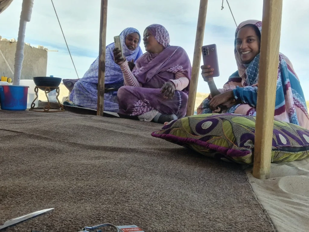 Freundliche Frauen im Beduinenzelt