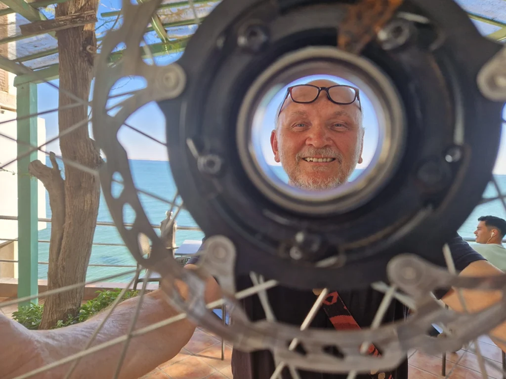 Christoph Roller schaut durch das Innere der Nabe