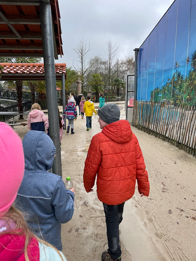 Kinder in Twisteden erkunden in der Gruppe das Gelände.