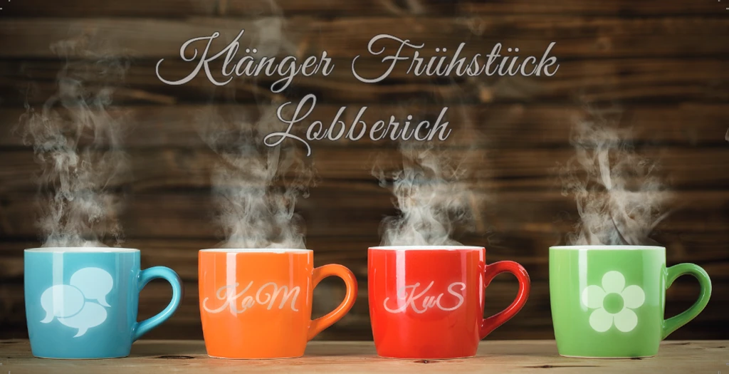 4 Tassen mit dampfendem Kaffee.