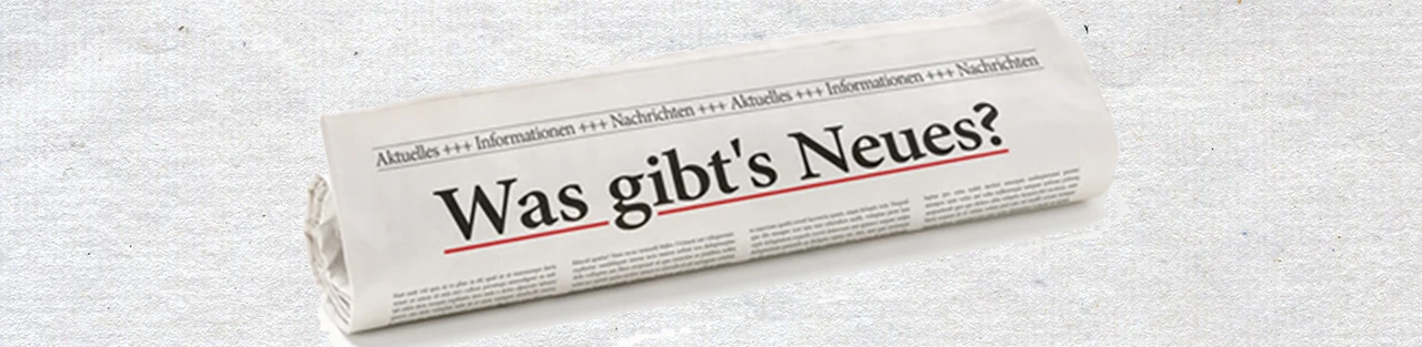 Zusammengerollte Zeitung mit dem Text "Was gibt's Neues?"