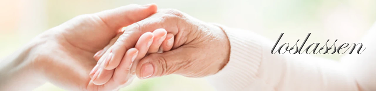 Die Hand eines alten und eines jungen Menschen halten sich. Ergänzt wird dies durch den Text "loslassen"