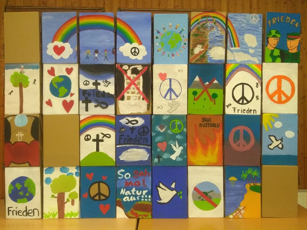 Bunte einzelne Bilder zum Thema Frieden zusammengesetzt in einer Collage von Konfirmanden