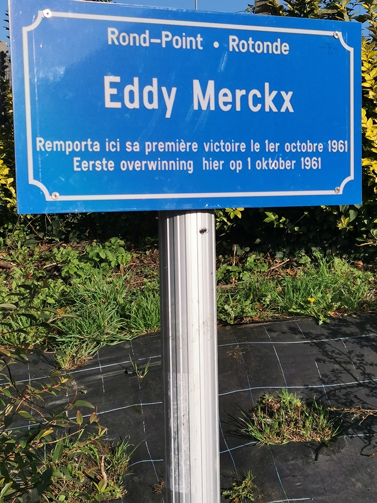 Eine Gedenktafel zu Ehren von Eddy Merckx