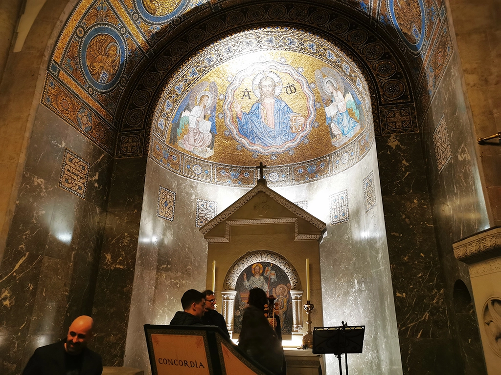 Die Friedenskirche - "Iglesia de la Paz" - in Madrid von innen