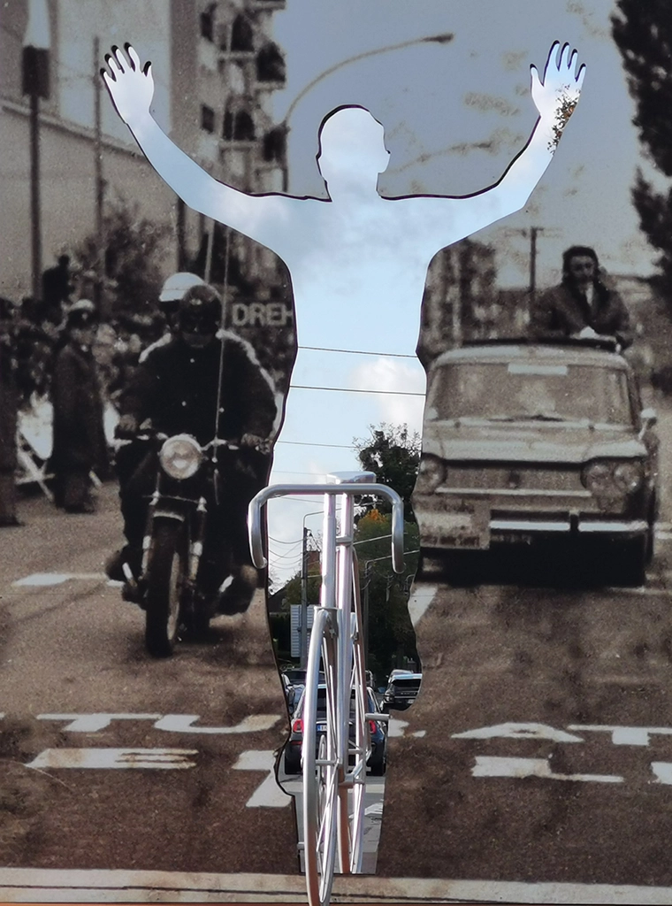 historische Einfahrt von Eddi Merckx mit dem Fahrrad in Siegerpose